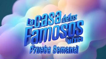 Texto tridimensional azul "La Casa de los Famosos México" y "Prueba Semanal" sobre un fondo de formas suaves y colores pastel.