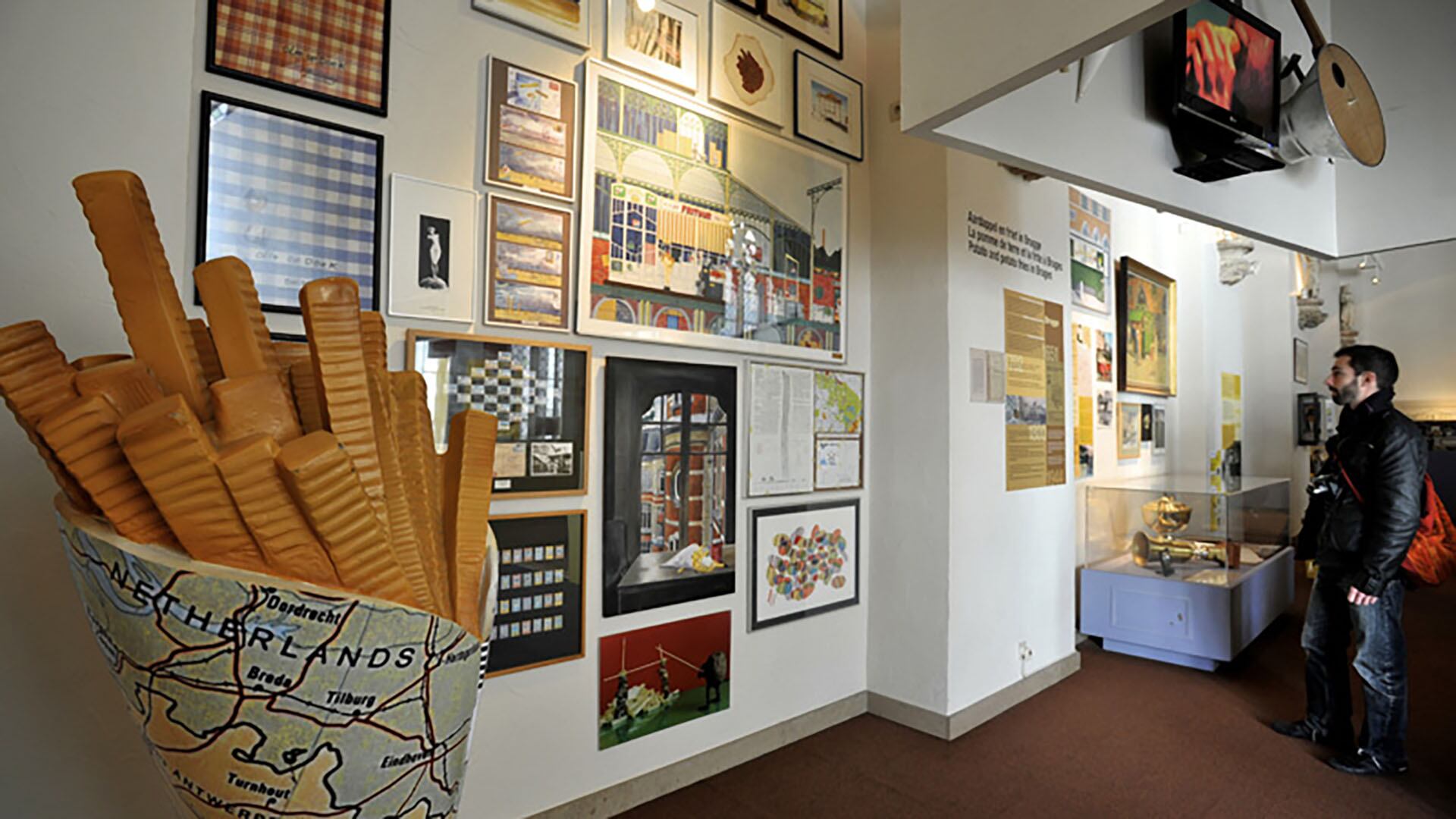 La sala Frietland revela las técnicas tradicionales y utensilios emblemáticos que distinguen a las auténticas papas fritas (foto: Frietmuseum)