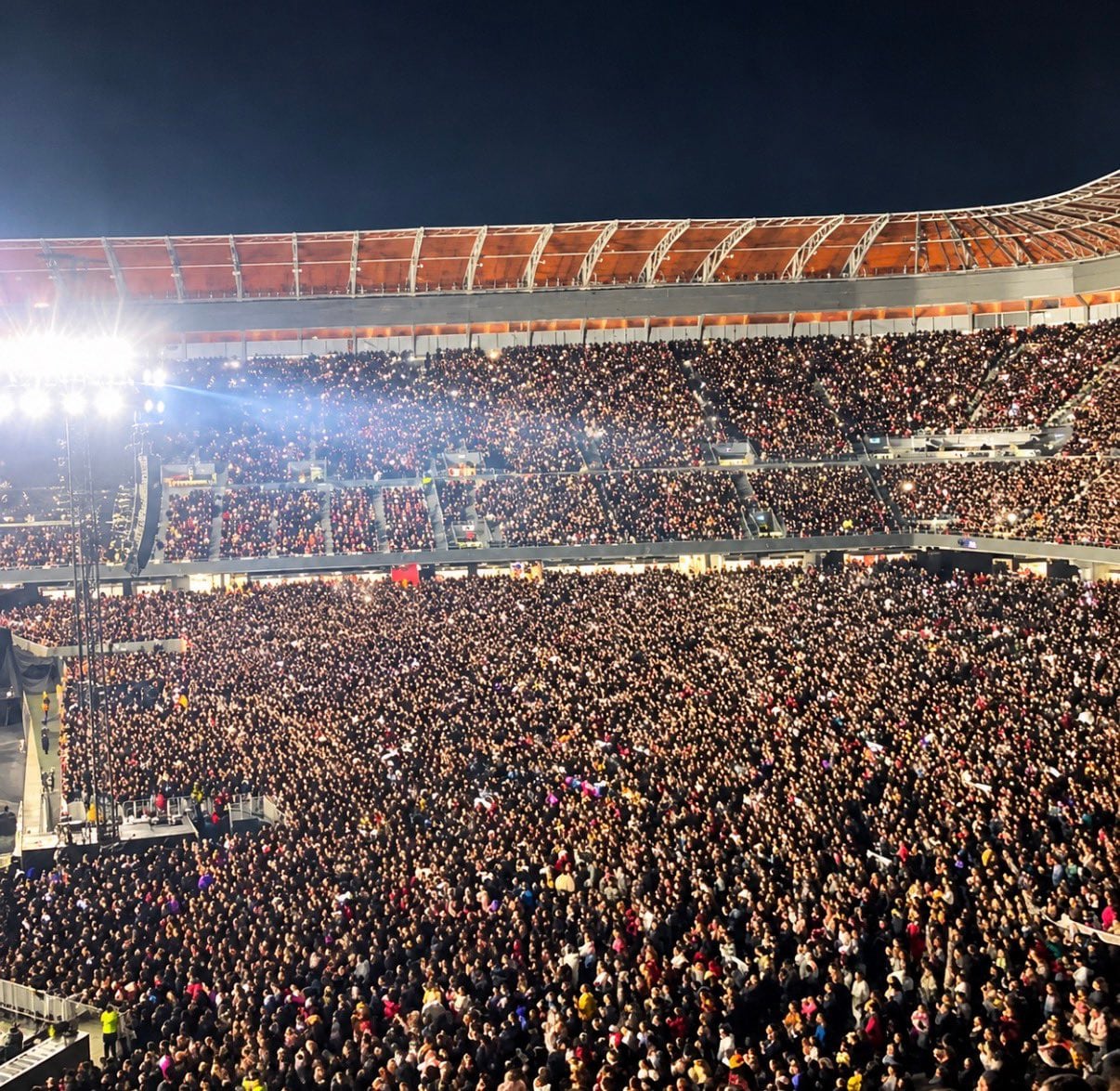 Más de 54 mil personas llenaron el recinto capitalino adoptando el código de vestimenta de la música regional mexicana. (X: ahe_world)