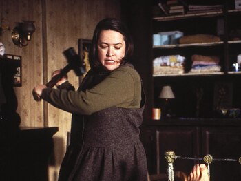 Bette Midler rechazó el papel en 'Misery' por la violencia presentada en una escena. (Captura de video)