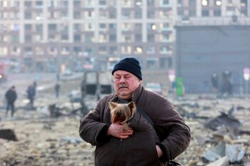 Un hombre lleva un perro