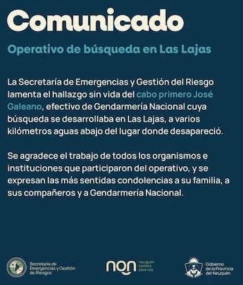 Dos personas observan una carpa médica inflable, una ambulancia y camionetas policiales en un terreno rural