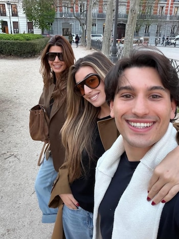 Juliana Awada con gafas de sol oscuras, su hija Valentina con gafas de sol y un joven sonríen en una selfie al aire libre