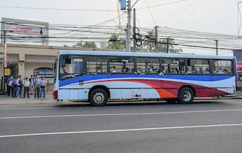 El aumento del precio del combustible, que representa el 68% de los costos, afecta directamente la operatividad de los buses en El Salvador. (Cortesía: Asamblea Legislativa)