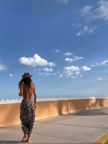 Pampita camina descalza por un