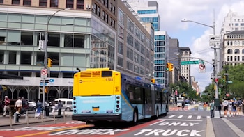 El carril exclusivo para autobuses en la calle 34 de Manhattan lleva meses paralizado pese al anuncio del alcalde Mamdani