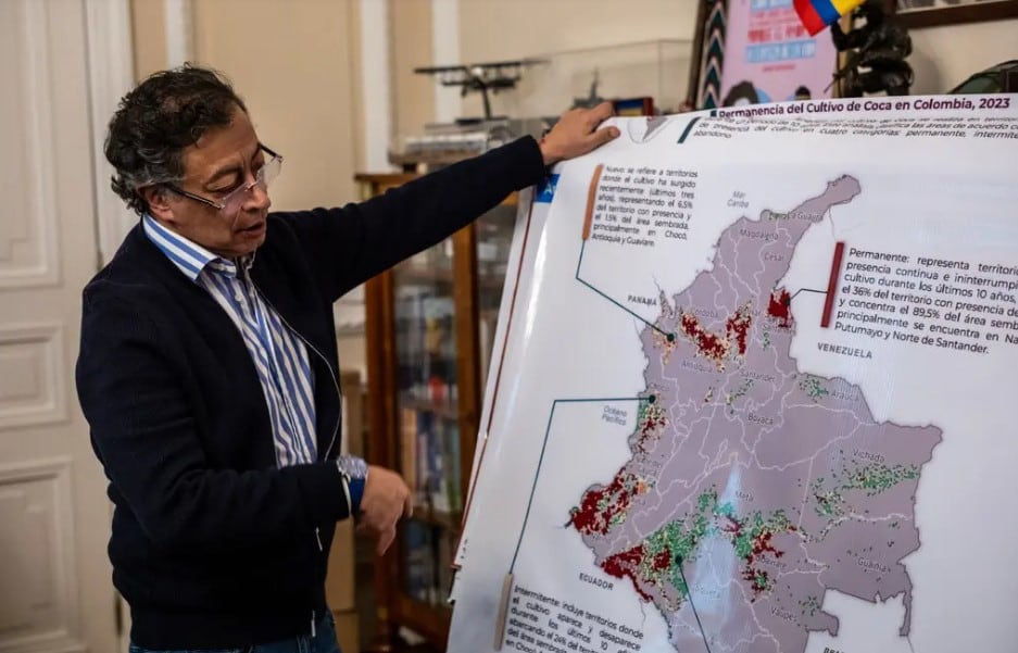 El presidente Gustavo Petro, en su despacho, con un mapa de Colombia que muestra las zonas de cultivo de coca (Federico Ríos)