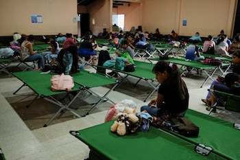 Residentes de comunidades cercanas al volcán Fuego se refugian en un albergue municipal tras ser evacuados por las autoridades locales en San Juan Alotenango, Guatemala, el 5 de junio de 2025. REUTERS/Josue Decavele