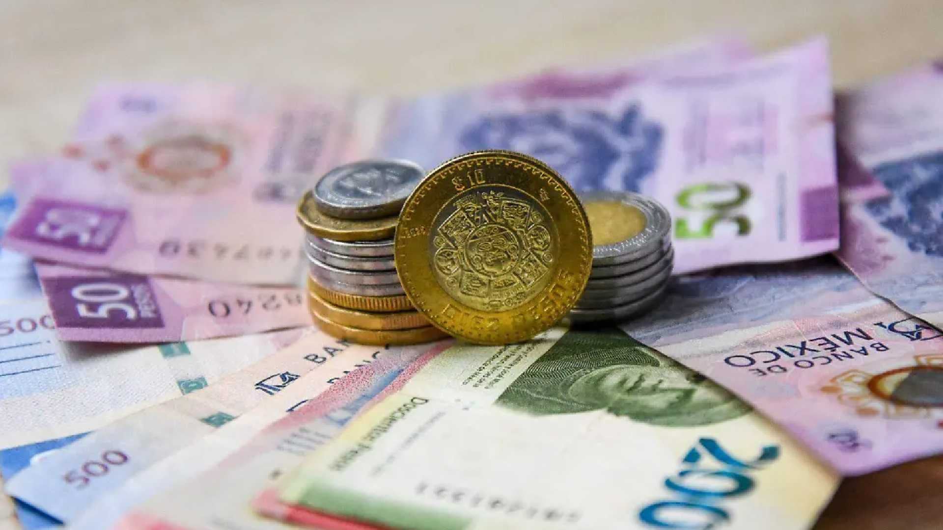 Monedas y billetes de pesos mexicanos ilustran el panorama financiero del país ante las estimaciones del Fondo Monetario Internacional sobre la deuda bruta. (Crisanta Espinosa / Cuartoscuro )