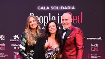 Maribel Verdú, Martina Klein, o Natalia Sánchez y Marc Clotet. Barcelona se viste de rojo en la gala 'People in red'