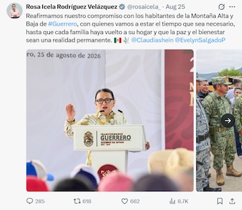 Una funcionaria pública habla tras un podio con el escudo del estado de Guerrero ante asistentes y personal militar