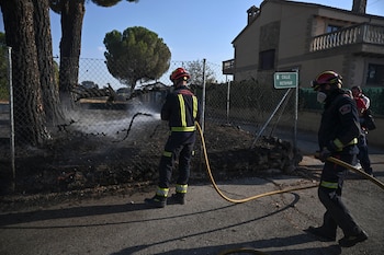ALDEA DEL FRESNO (MADRID), 19/08/2026.- Bomberos inspeccionan zonas afectadas por el incendio de Aldea del Fresno. Un nuevo incendio forestal se ha declarado este miércoles en Aldea del Fresno y ha obligado a confinar esta localidad y el municipio próximo de Villamantilla, hasta donde se han desplazado dispositivos de la Unidad Militar de Emergencias (UME), según ha detallado Emergencias 112 Comunidad de Madrid en un mensaje remitido a los medios. EFE/ Fernando Villar