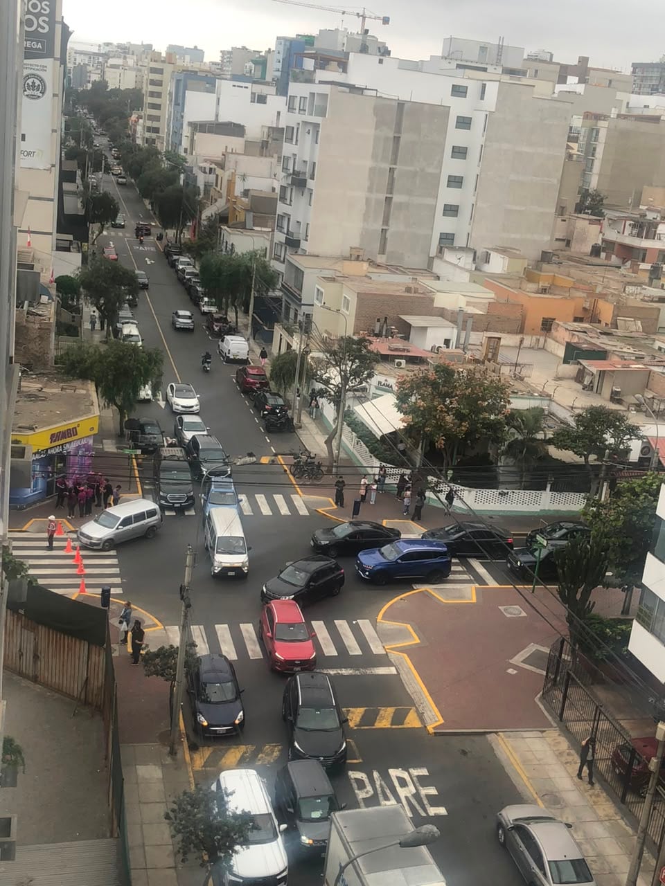 El II Simulacro Nacional Multipeligro 2026 interrumpe el tránsito vehicular y genera la evacuación de personas en una calle del distrito de Miraflores, Lima. (Infobae / Valeria Mendoza)