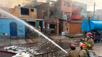 Incendio destruye almacén de productos de limpieza y afecta viviendas en Ate
