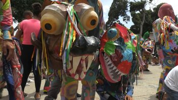 La fiesta de los diablos danzantes es una tradición religiosa venezolana reconocida en 2012 como Patrimonio Inmaterial de la Humanidad de la UNESCO, celebrada en 11 cofradías en el país, incluida Naiguatá (La Guaira, norte), en el jueves de Corpus Christi.