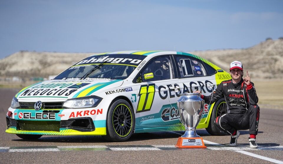 Alfonso Domenech con el trofeo por haber ganado su título. Detrás, el auto campeón (Prensa TN)