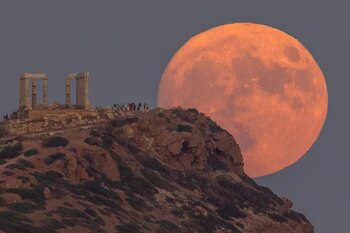 La superluna se eleva en