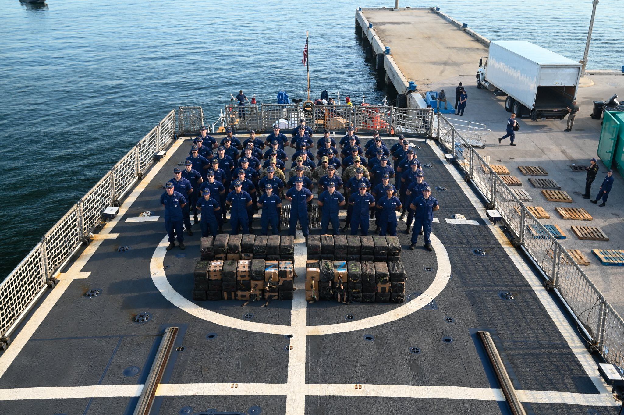 La Guardia Costera de Estados Unidos descarga el mayor cargamento de cocaína de su historia en Port Everglades. (USCG)