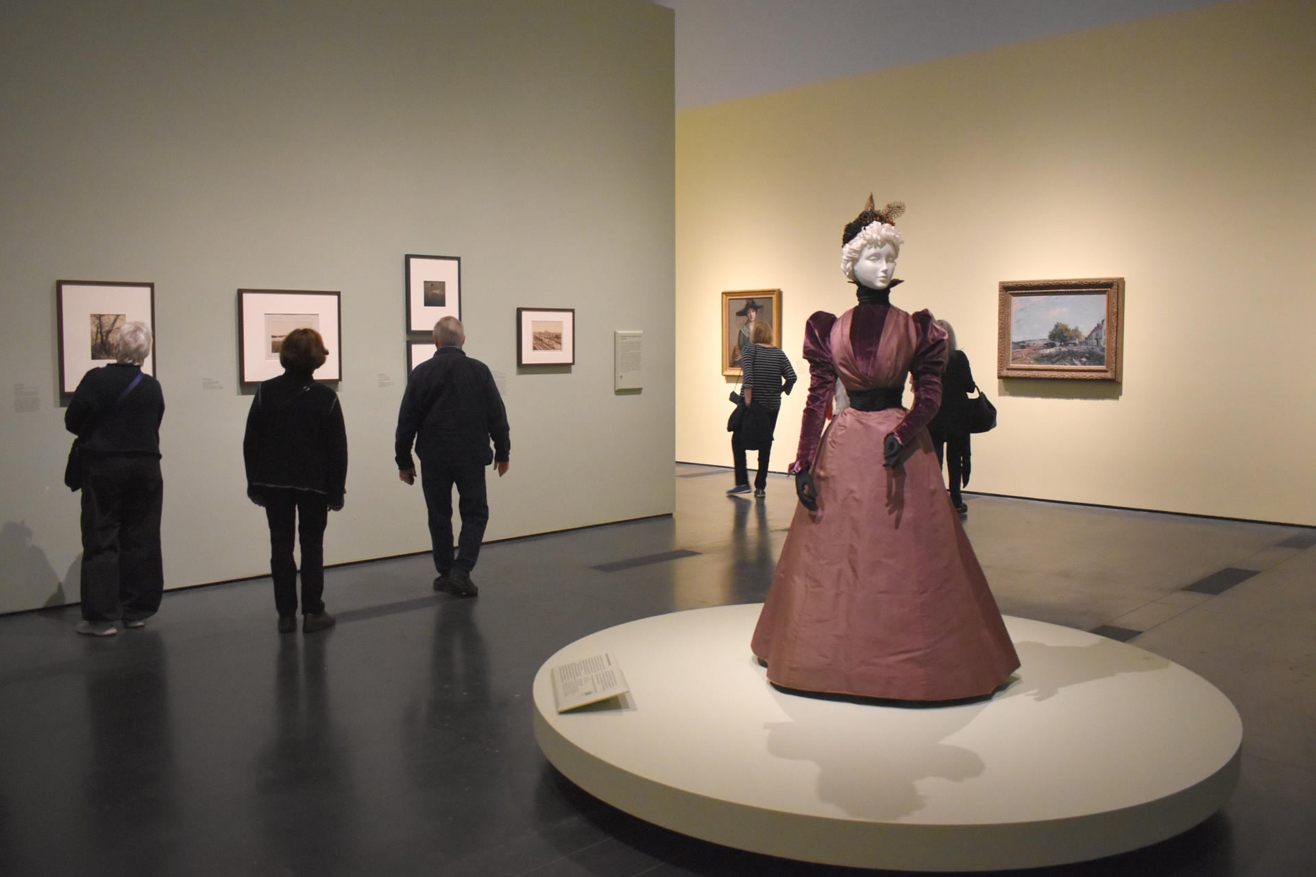 Personas observan las obras exhibidas en el Museo de Arte del Condado de Los Ángeles (LACMA) este viernes, en Los Ángeles (EE.UU.). EFE/ Mónica Rubalcava