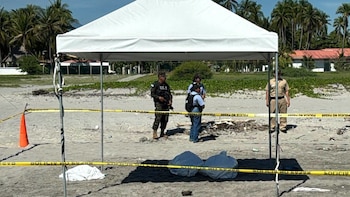Dos colombianos muertos en Costa del Sol y una tercera persona desaparecida: el oleaje que atrapó a tres turistas en El Salvador