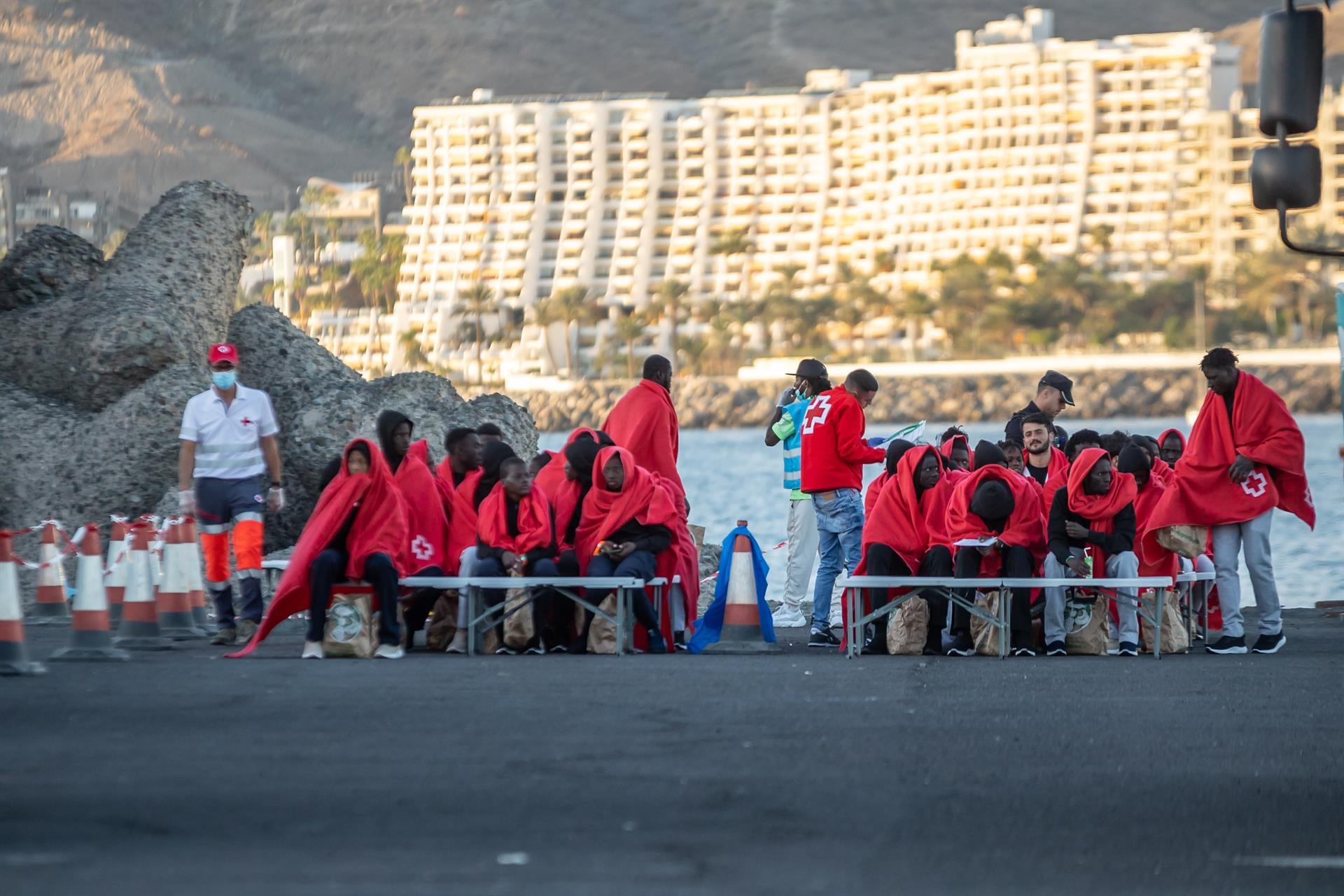 Un grupo de migrantes es atendido por personal de Cruz Roja a su llegada a Canarias. (Europa Press)