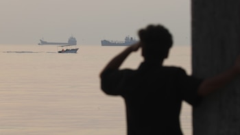 Nuevo incidente en el estrecho de Ormuz: el régimen de Irán dijo que un petrolero se incendió tras chocar con minas submarinas