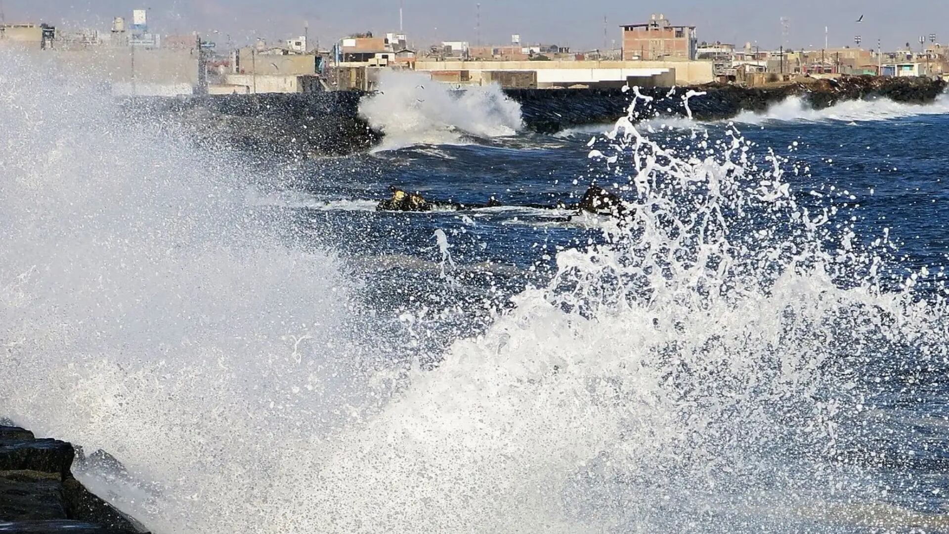 Precaución en el Callao: cierran La Punta y otras zonas turísticas por ingreso del mar| Andina