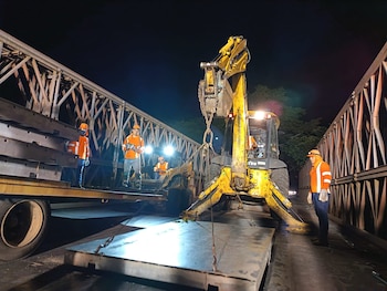 Fovial sustituye la superficie metálica del puente Moropala para prevenir derrapes en la ruta hacia la playa El Espino. (Foto: FOVIAL)