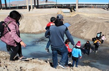 Decenas de migrantes con niños
