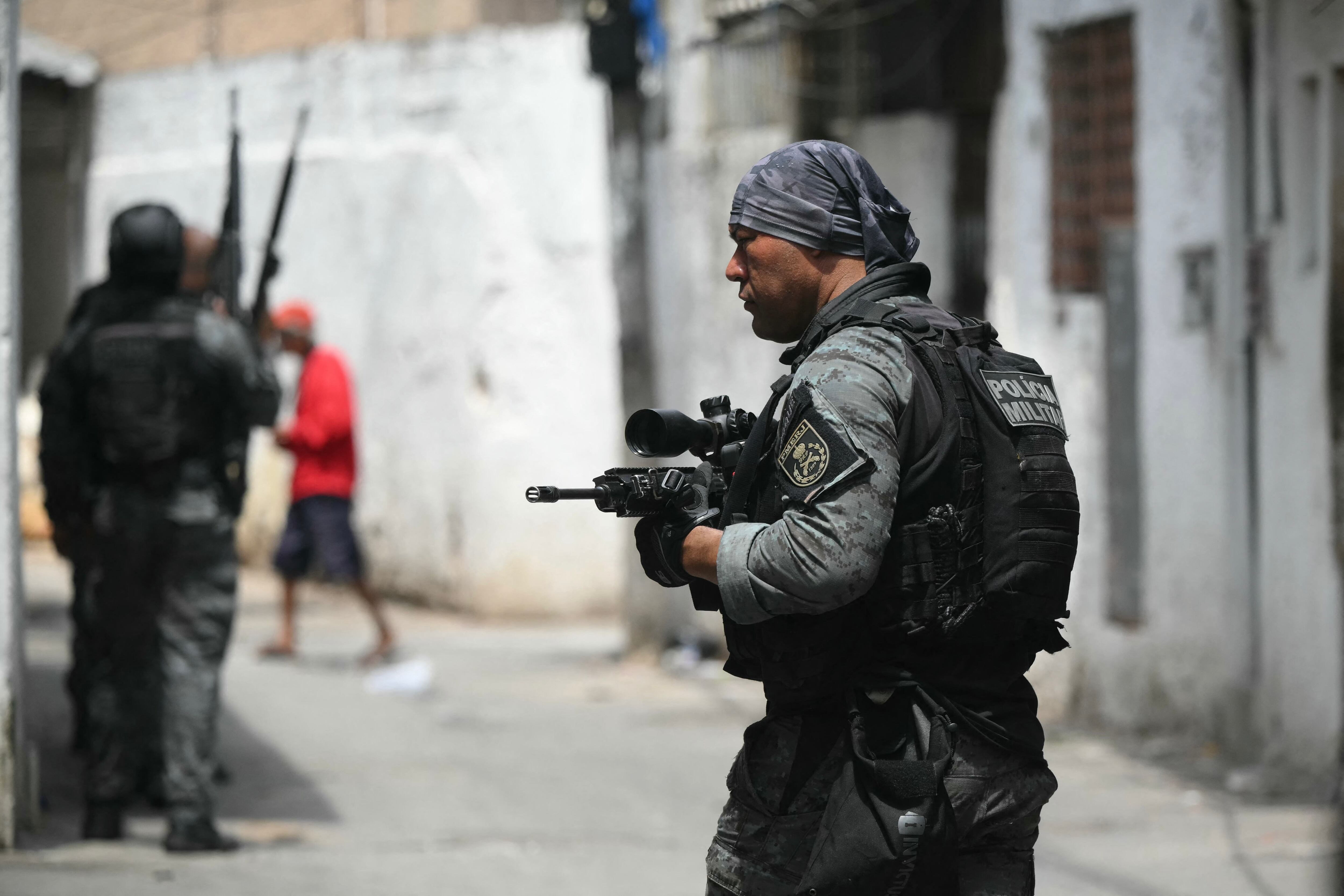 Agentes de la policía militar patrullan durante la Operação Contenção (Operación Contención) en la favela Vila Cruzeiro, en el complejo Penha, en Río de Janeiro (AFP)