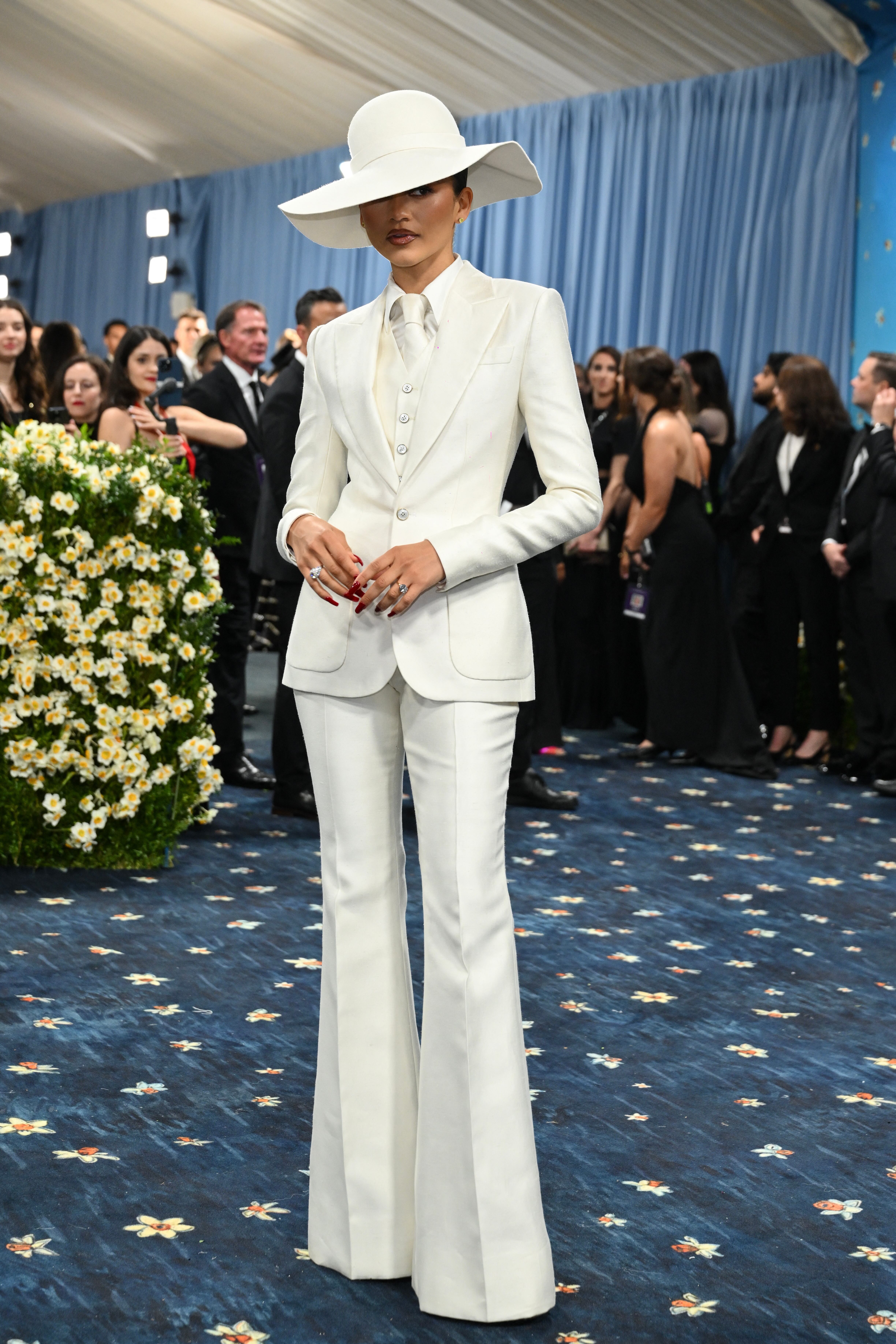 US actress Zendaya arrives for the 2025 Met Figuras como Bella Hadid y Timothée Chalamet integran elementos outdoor a sus looks públicos (AFP)