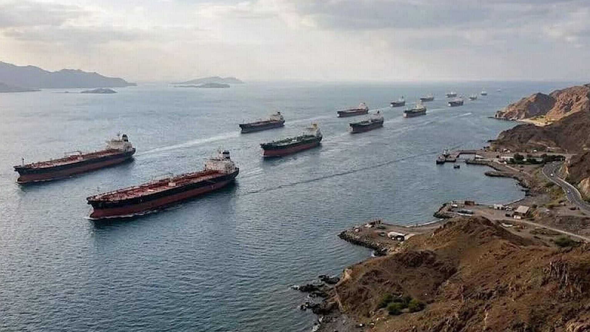 Barcos pasan por el estrecho de Ormuz