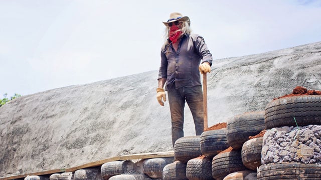 Michael Reynolds, sobre una de sus construcciones realizadas con materiales de desecho
