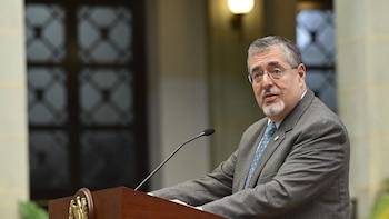 El presidente Arévalo dice que Guatemala esperará el escrutinio oficial antes de felicitar en Perú y Colombia