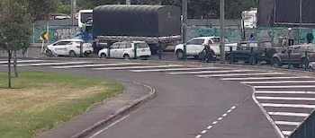 Un camión varado en la calle 80 - crédito @BogotaTransito/X