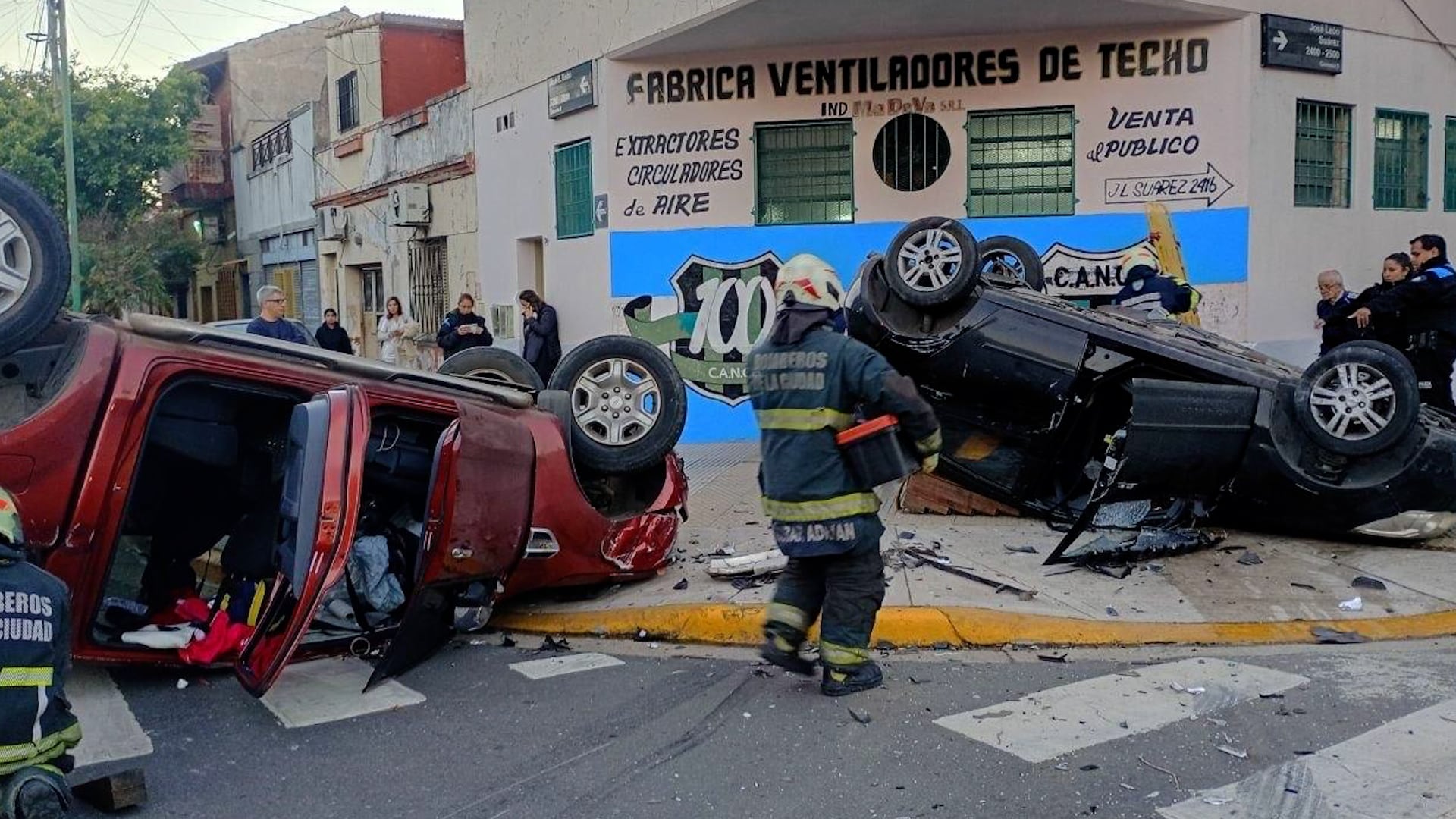 Hay seis heridos por el choque y vuelco en Mataderos.