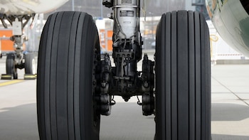 Las ruedas de los aviones y los coches son muy distintas: estos son los motivos por los que se diseñan de forma totalmente diferente