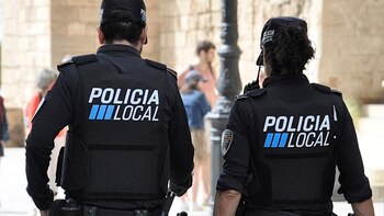 Un incendio calcina un coche en la avenida Argentina de Palma sin provocar heridos