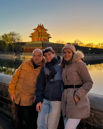 La persona que aparece a la derecha es la mamá de David Alonso, es colombiana y por el amor de Alonso a su madre es que el piloto corre bajo la bandera de Colombia - crédito @d.alonso80/Instagram
