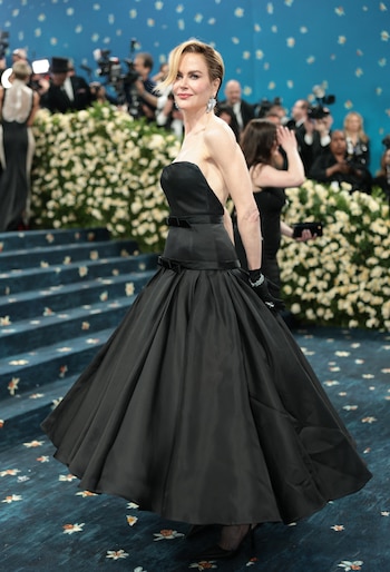 Un vestido voluminoso negro de escote palabra de honor y glamour clásico distingue el look de Nicole Kidman en la Met Gala 2025 (REUTERS/Mario Anzuoni)