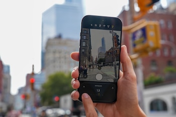 Una persona toma una fotografía con el nuevo iPhone 18 Pro este jueves, en Nueva York (Estados Unidos). EFE/ Angel Colmenares
