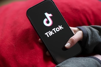 TikTok, Instagram y YouTube son las plataformas favoritas de los creadores peruanos, aunque TikTok presenta retos en ventas directas, señala Insight Hunting SEO.