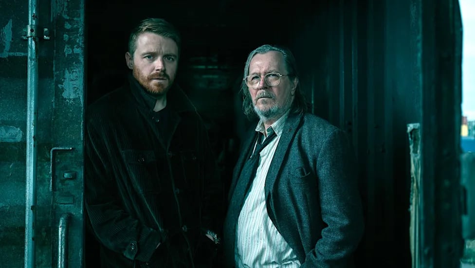 Jack Lowden junto a Gary Oldman en 'Slow Horses'