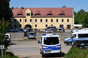 Agentes de policía registran la