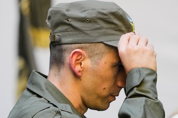 El oficial de la Gendarmería argentina Nahuel Gallo se marcha tras dar una rueda de prensa días después de ser liberado de una prisión venezolana en Buenos Aires, Argentina, el miércoles 4 de marzo de 2026 (AP Foto/Natacha Pisarenko)