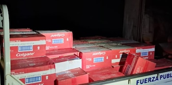 El cargamento de cremas dentales fue hallado oculto bajo abono orgánico en un vehículo liviano. Cortesía: Ministerio de Seguridad Pública