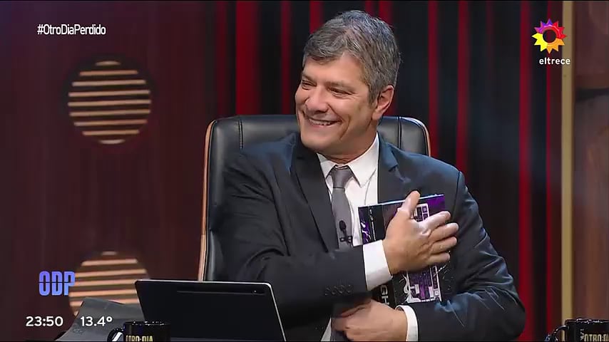 El regalo que enamoró a Pergolini en vivo: un teclado mecánico de aluminio, dos remeras y un comentario inesperado sobre Boca
