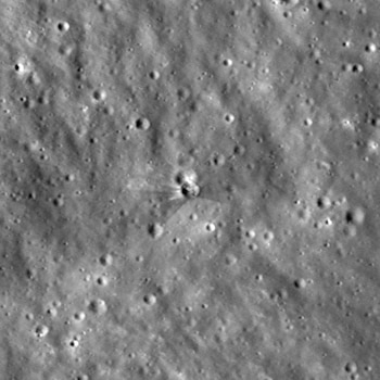 Esta imagen, facilitada por el Centro de Vuelo Espacial Goddard de la NASA e Intuitive Machines el 18 de agosto de 2026 y tomada entre el 11 y el 12 de agosto de 2026 por la cámara de ángulo estrecho de la sonda Lunar Reconnaissance Orbiter (LRO) de la NASA, muestra un cráter (C) formado tras el impacto de una etapa superior de un cohete Falcon 9 contra la superficie lunar el 5 de agosto de 2026 (Foto de NASA Goddard/Intuitive Machines/AFP)