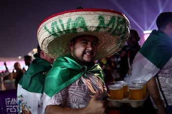 La afición mexicana ha sido reconocida por FIFA como una de las mejores en los mundiales. (REUTERS/Marko Djurica)