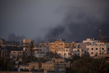 Humo sobre Rafah tras un